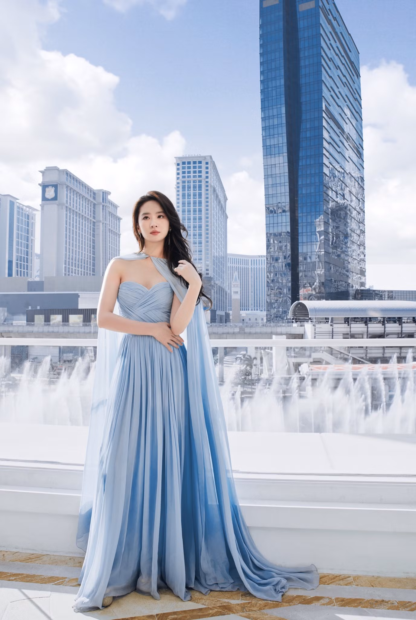 Tạo hình tại LHP của Lưu Diệc Phi do phòng làm việc đăng tải.