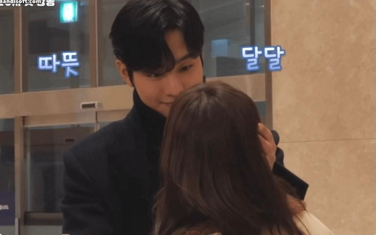 Khoảnh khắc chỉ diễn ra trong vài giây nhưng lại khiến fan xao xuyến của Ahn Hyo Seop và Sejeong. Khoảnh khắc chỉ diễn ra trong vài giây nhưng lại khiến fan xao xuyến của Ahn Hyo Seop và Sejeong.