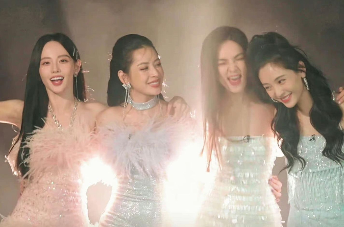 Tạo hình của xinh đẹp của 4 "tỷ tỷ" (lần lượt từ trái sang phải) Trương Gia Nghê, Chi Pu, Ella và Ngô Thiến trong vòng công diễn đầu tiên được hé lộ ở preview tập 2. Tạo hình của xinh đẹp của 4 "tỷ tỷ" (lần lượt từ trái sang phải) Trương Gia Nghê, Chi Pu, Ella và Ngô Thiến trong vòng công diễn đầu tiên được hé lộ ở preview tập 2.