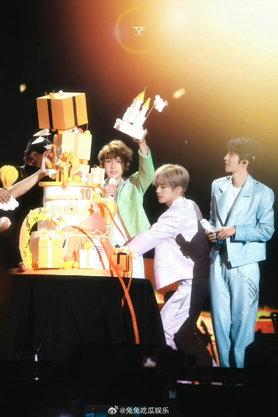 Chiếc bánh ban đầu được thiết kế xinh xắn, nhưng khi trình làng lại không thể thắng được trọng lực mà đổ gục. Chiếc bánh ban đầu được thiết kế xinh xắn, nhưng khi trình làng lại không thể thắng được trọng lực mà đổ gục.