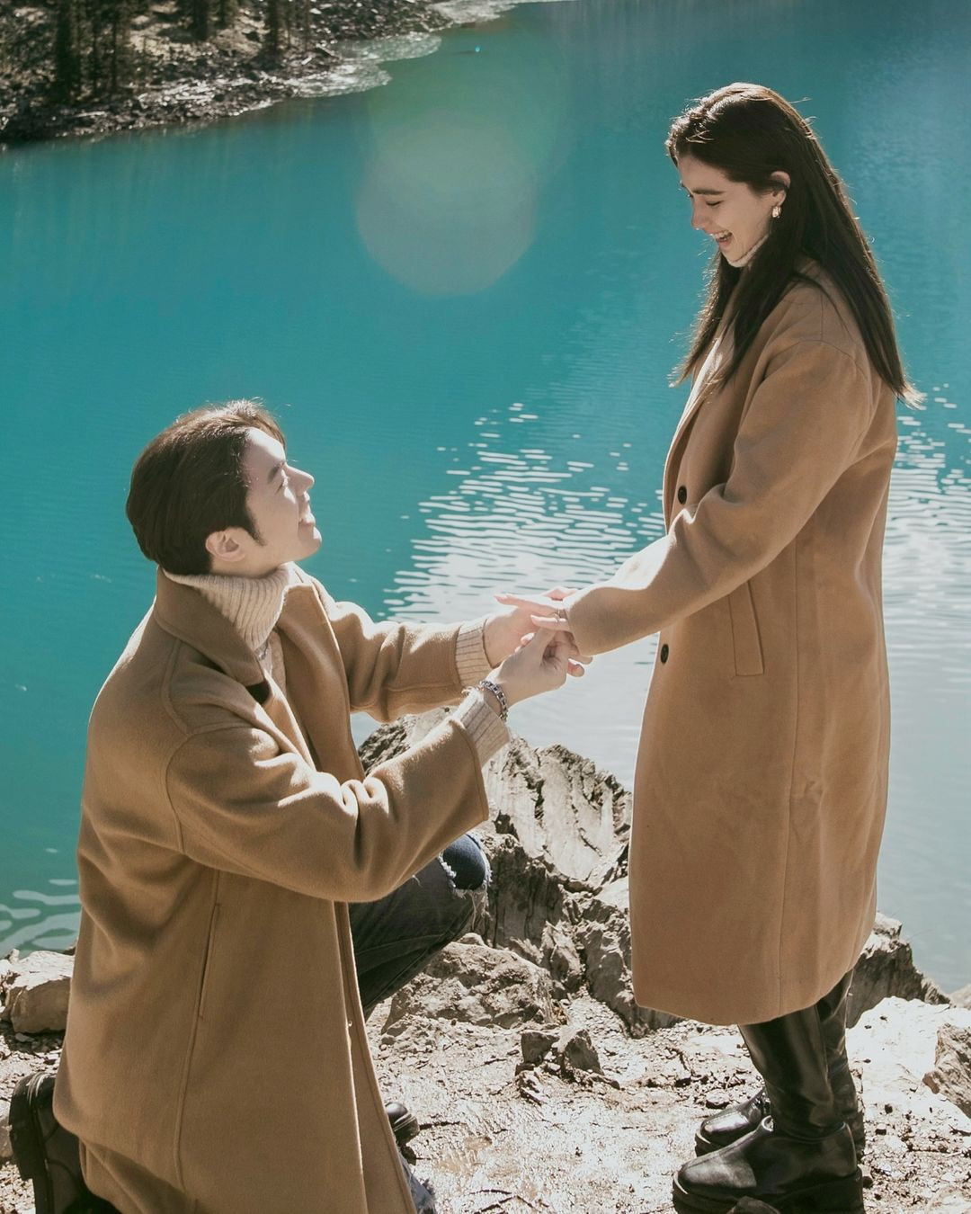 "Xin chào, hôn thê của anh. Anh luôn tự hào khi có em bên cạnh. Điều này sẽ là mãi mãi. Anh hứa", Mac viết và đính kèm loạt ảnh đẹp như poster phim của hai người chụp tại buổi cầu hôn. "Xin chào, hôn thê của anh. Anh luôn tự hào khi có em bên cạnh. Điều này sẽ là mãi mãi. Anh hứa", Mac viết và đính kèm loạt ảnh đẹp như poster phim của hai người chụp tại buổi cầu hôn.