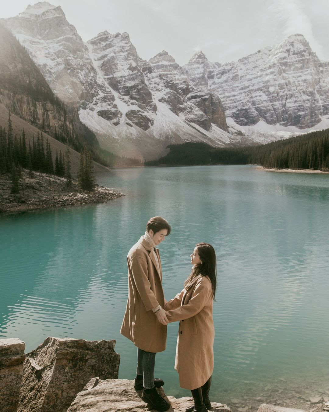 "Xin chào, hôn thê của anh. Anh luôn tự hào khi có em bên cạnh. Điều này sẽ là mãi mãi. Anh hứa", Mac viết và đính kèm loạt ảnh đẹp như poster phim của hai người chụp tại buổi cầu hôn. "Xin chào, hôn thê của anh. Anh luôn tự hào khi có em bên cạnh. Điều này sẽ là mãi mãi. Anh hứa", Mac viết và đính kèm loạt ảnh đẹp như poster phim của hai người chụp tại buổi cầu hôn.