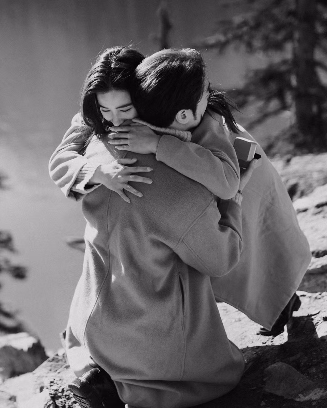 "Xin chào, hôn thê của anh. Anh luôn tự hào khi có em bên cạnh. Điều này sẽ là mãi mãi. Anh hứa", Mac viết và đính kèm loạt ảnh đẹp như poster phim của hai người chụp tại buổi cầu hôn.