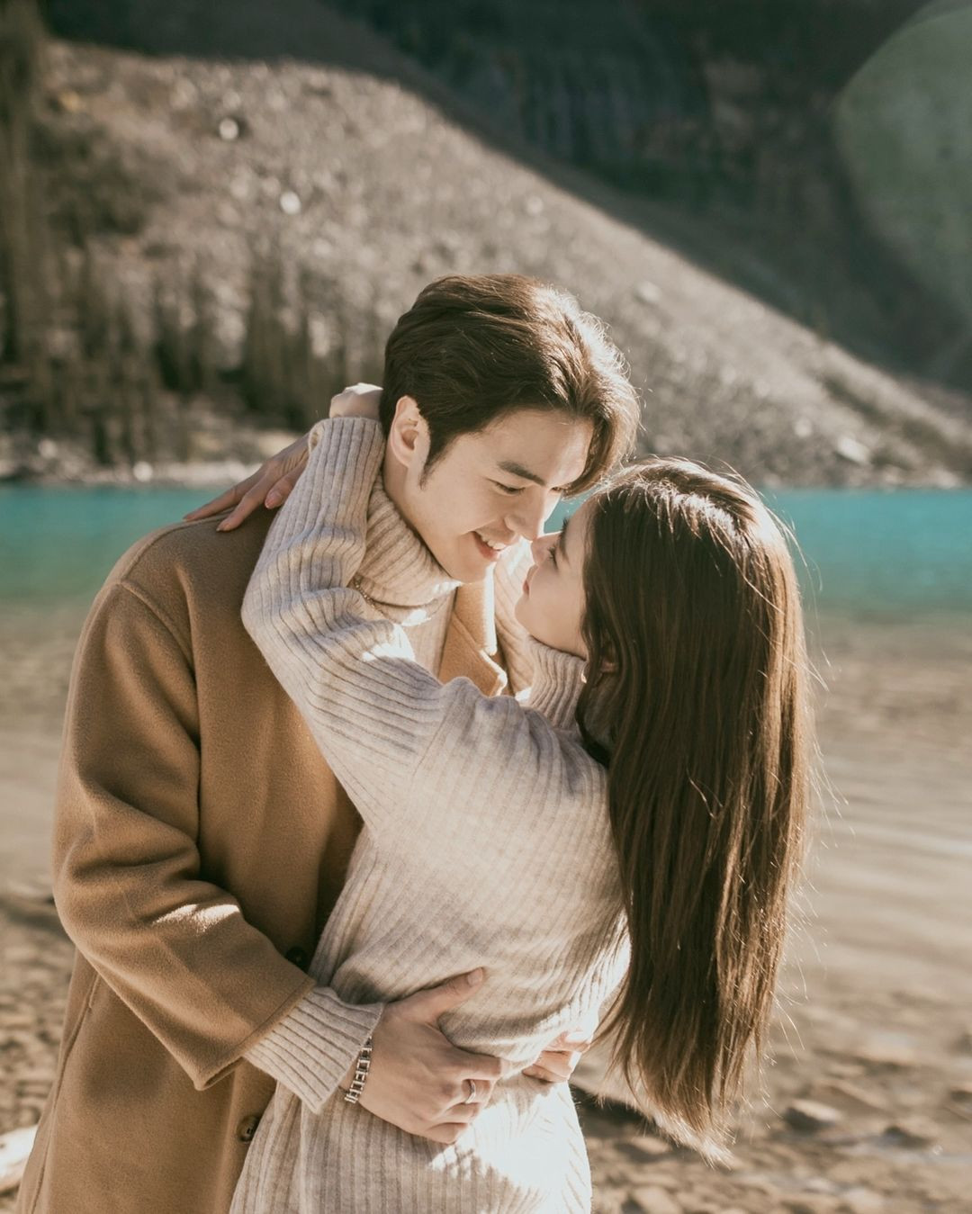 "Xin chào, hôn thê của anh. Anh luôn tự hào khi có em bên cạnh. Điều này sẽ là mãi mãi. Anh hứa", Mac viết và đính kèm loạt ảnh đẹp như poster phim của hai người chụp tại buổi cầu hôn. "Xin chào, hôn thê của anh. Anh luôn tự hào khi có em bên cạnh. Điều này sẽ là mãi mãi. Anh hứa", Mac viết và đính kèm loạt ảnh đẹp như poster phim của hai người chụp tại buổi cầu hôn.