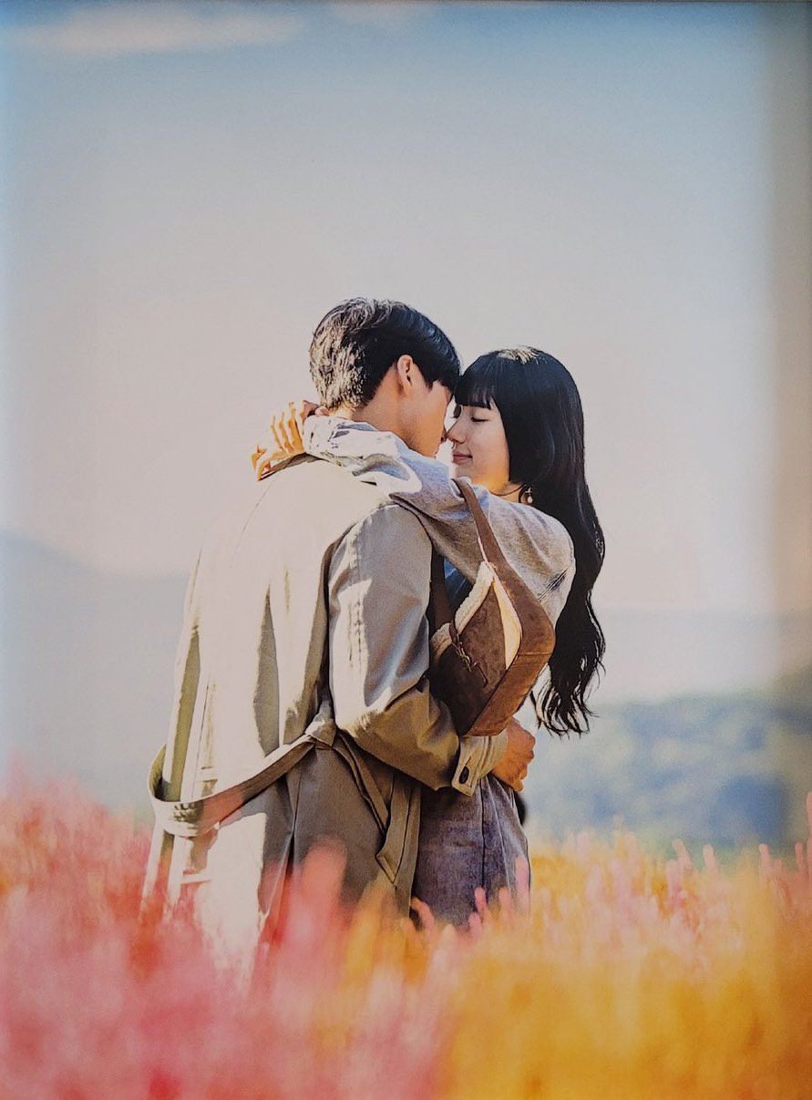 Cảnh kết mở nhưng từng chi tiết trong tập phim và phần giới thiệu đều hé lộ Doona (Suzy) và Won Jun (Yang Se Jong) đã về bên nhau. Cảnh kết mở nhưng từng chi tiết trong tập phim và phần giới thiệu đều hé lộ Doona (Suzy) và Won Jun (Yang Se Jong) đã về bên nhau.