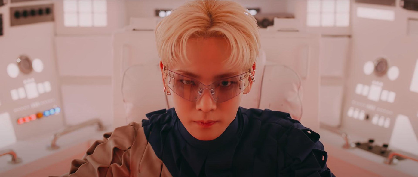 Key dường như hóa thân thành người du hành vũ trụ, xuyên qua không gian bằng UFO. Key dường như hóa thân thành người du hành vũ trụ, xuyên qua không gian bằng UFO.