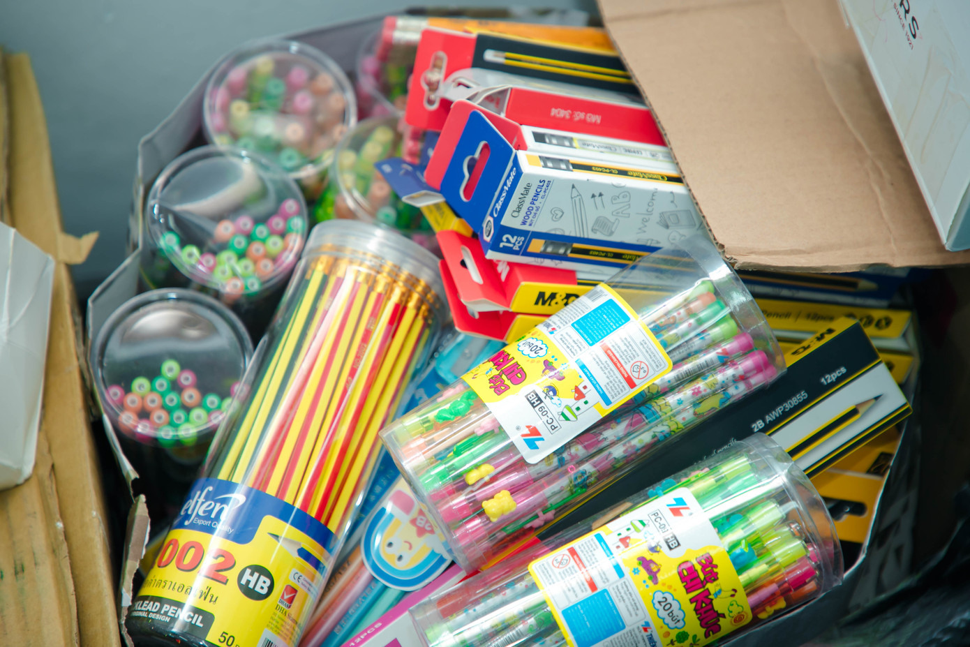 Số lượng lớn đồ quyên góp được thầy cô tổng hợp, phân loại và đóng thùng gọn gàng.