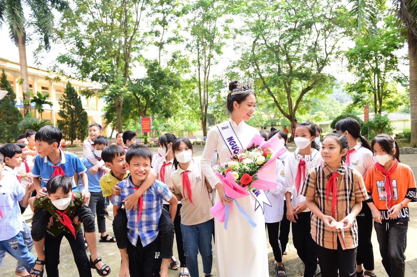 Phương Thảo tham gia nhiều hoạt động xã hội như quyên góp, trao học bổng cho học sinh nghèo... sau khi đăng quang Người đẹp xứ Tuyên 2022.