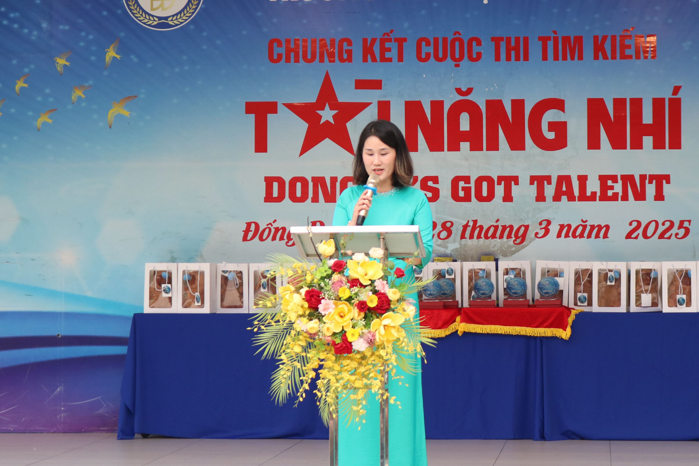 Nhà giáo Nguyễn Thanh Giang - Hiệu phó nhà trường đọc quyết định khen thưởng.