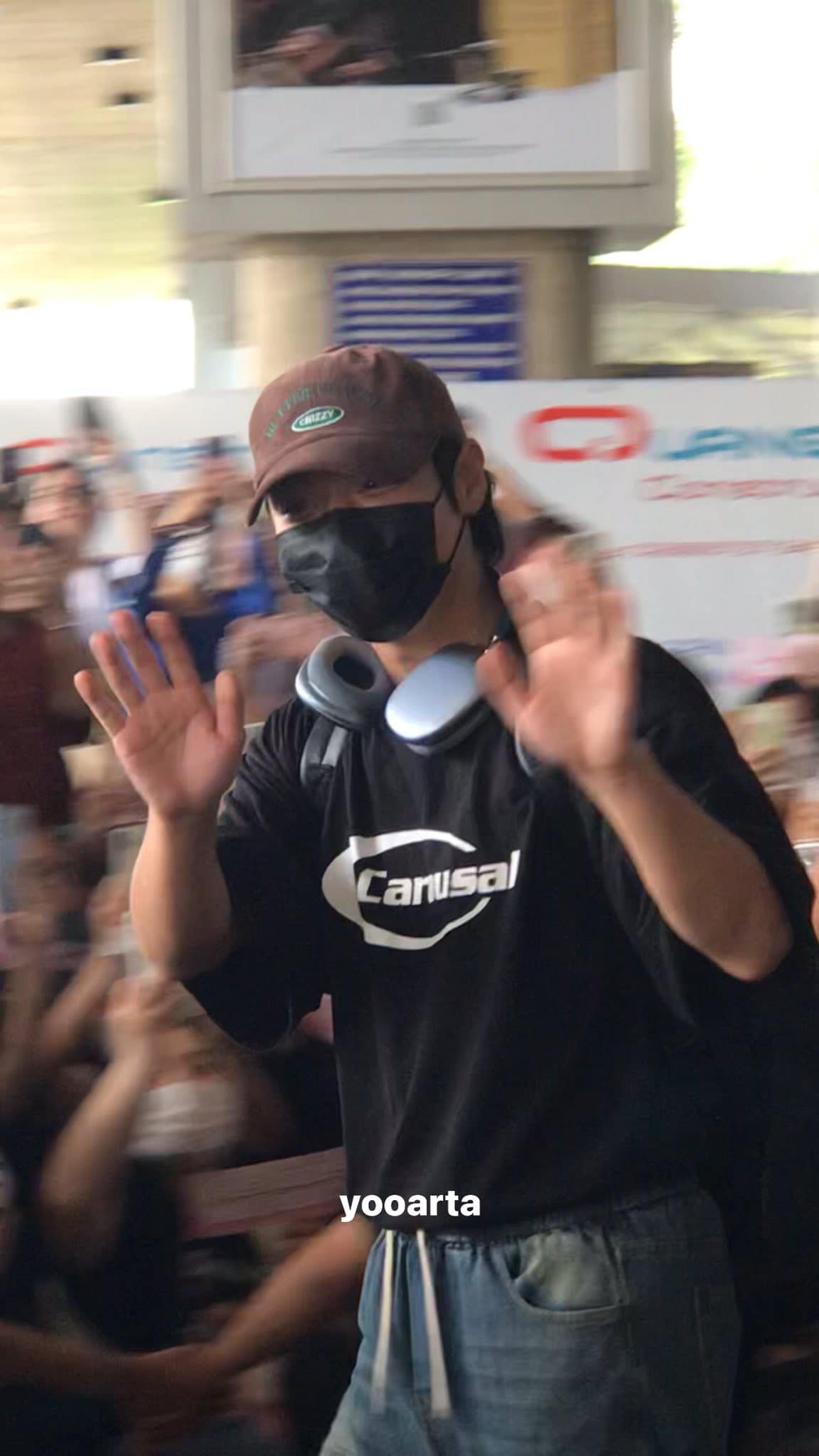 Jihoon bất ngờ và xúc động với sự chào đón đông đảo của người hâm mộ tại TP.HCM.