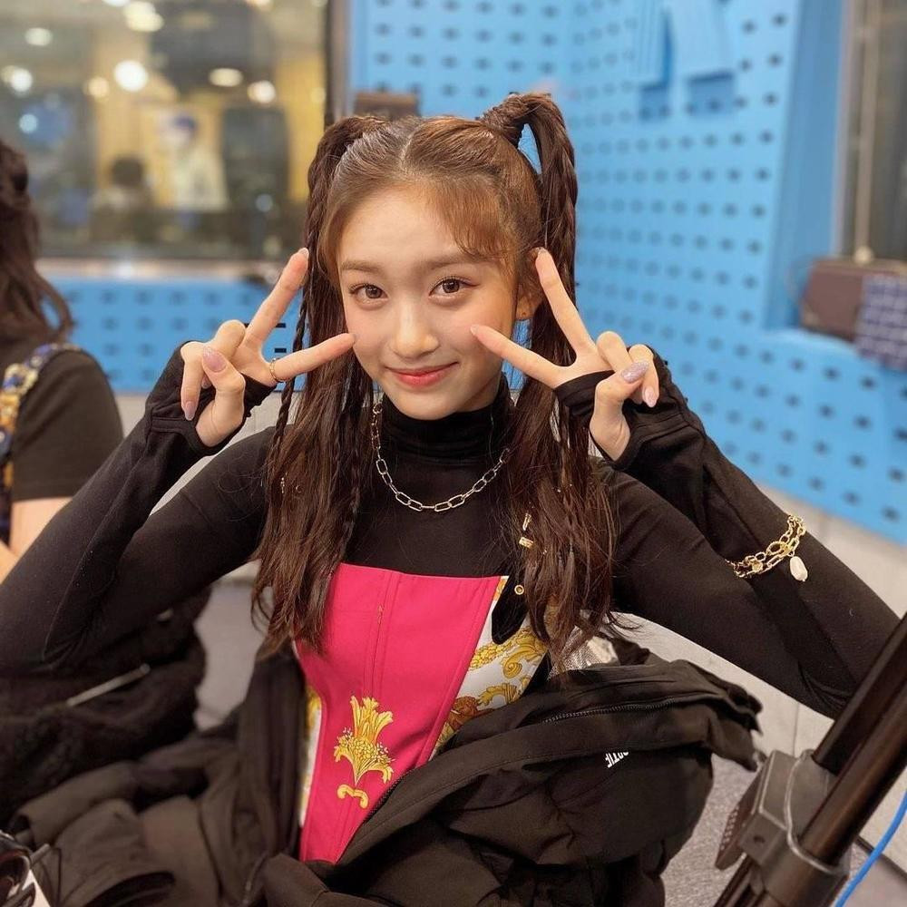 Leeseo thu hút sự chú ý nhờ biểu cảm đáng yêu, linh hoạt trên sân khấu ra mắt.