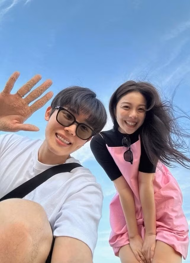 Choi Si Hun là người mẫu, diễn viên, từng tham gia Địa Ngục Độc Thân mùa 1. Anh và Ailee vừa tổ chức hôn lễ vào tháng 4/2025.