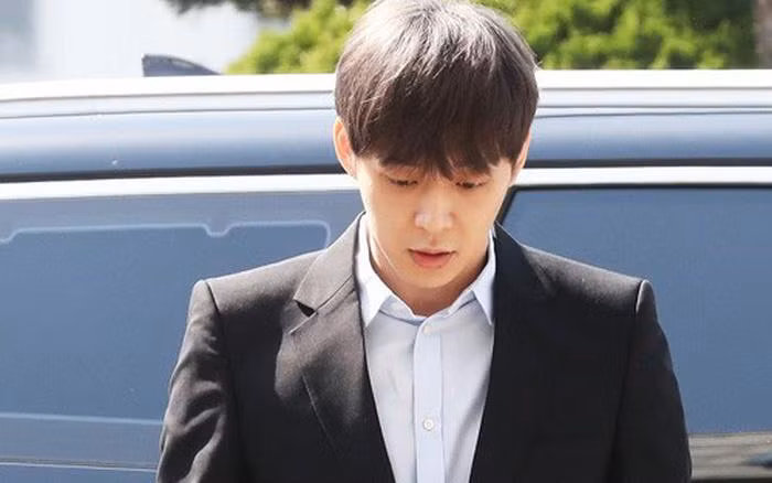 Năm 2019, Park Yoochun bị điều tra vì tội mua và sử dụng chất cấm, phải nhận mức án 2 năm tù treo và nộp phạt 1,4 triệu won (hơn 25 triệu đồng).