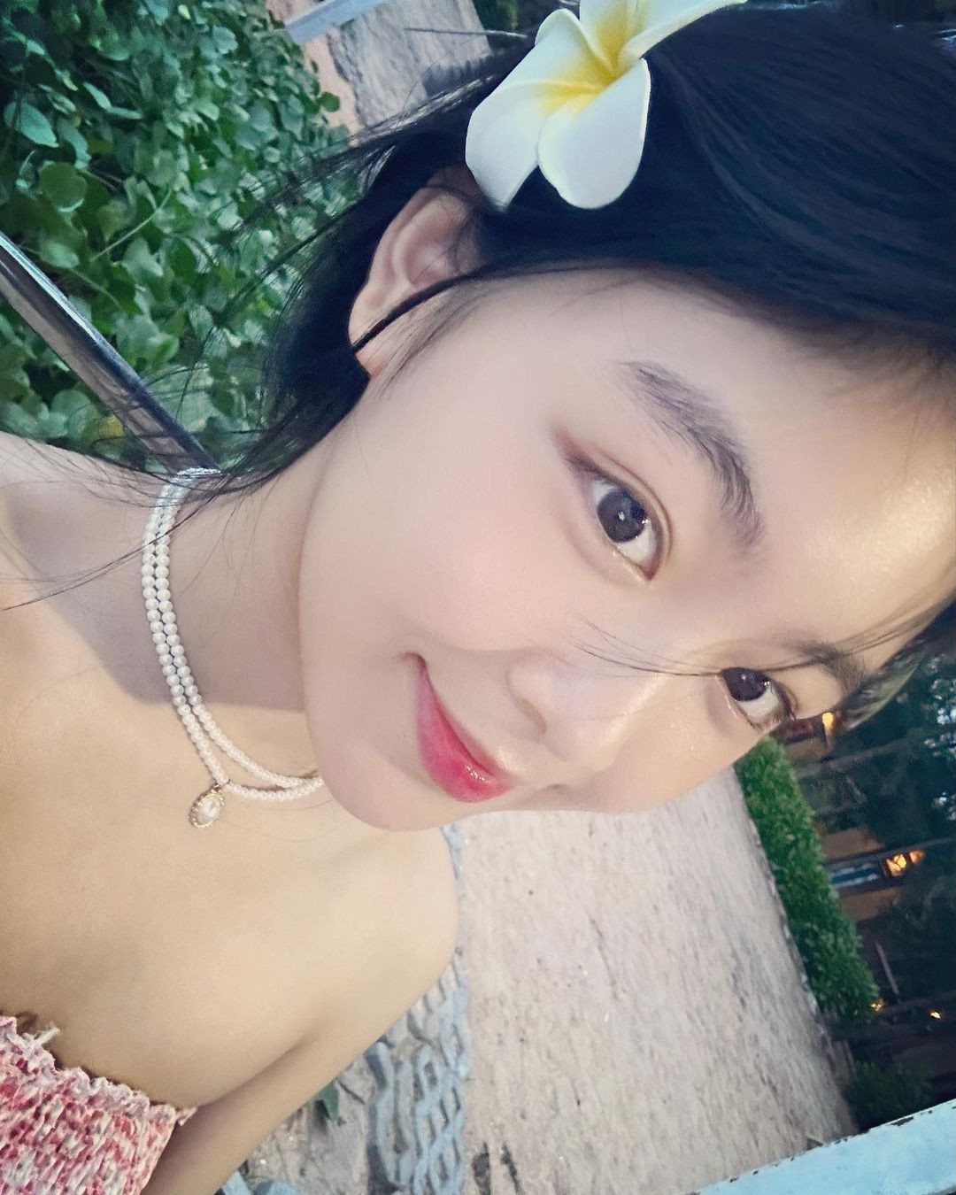 Lọ Lem cũng mê mẩn chiếc kẹp tóc hoa sứ.