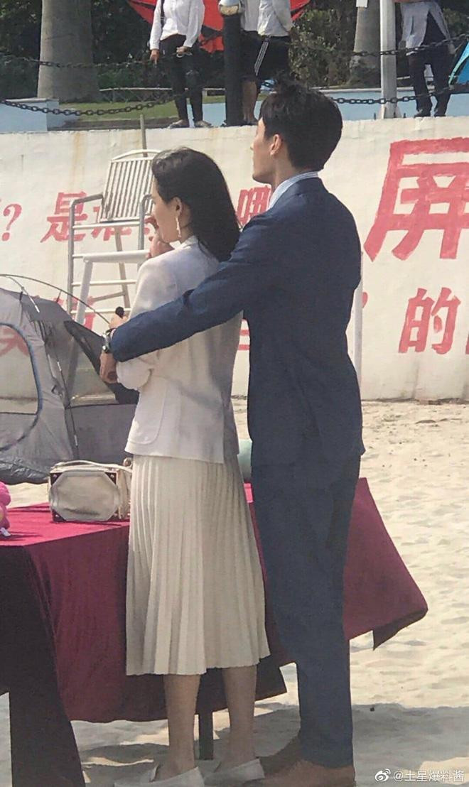 Ảnh hậu trường thân mật khi ghi quay phim của Lưu Học Nghĩa và Trương Dư Hi cũng bị xem là bằng chứng hẹn hò. Ảnh hậu trường thân mật khi ghi quay phim của Lưu Học Nghĩa và Trương Dư Hi cũng bị xem là bằng chứng hẹn hò.
