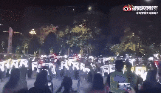 Dù Ngô Diệc Phàm vướng vào loạt bê bối chấn động, fan vẫn tổ chức hát tiếp ứng, một lòng tin tưởng, ủng hộ nam nghệ sĩ khiến dư luận ngán ngẩm.