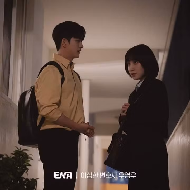 Để Woo Young Woo dần làm quen với việc hẹn hò, Jun Ho chủ động đề nghị bắt đầu bằng việc đưa bạn gái về nhà, nắm tay thì để sau.