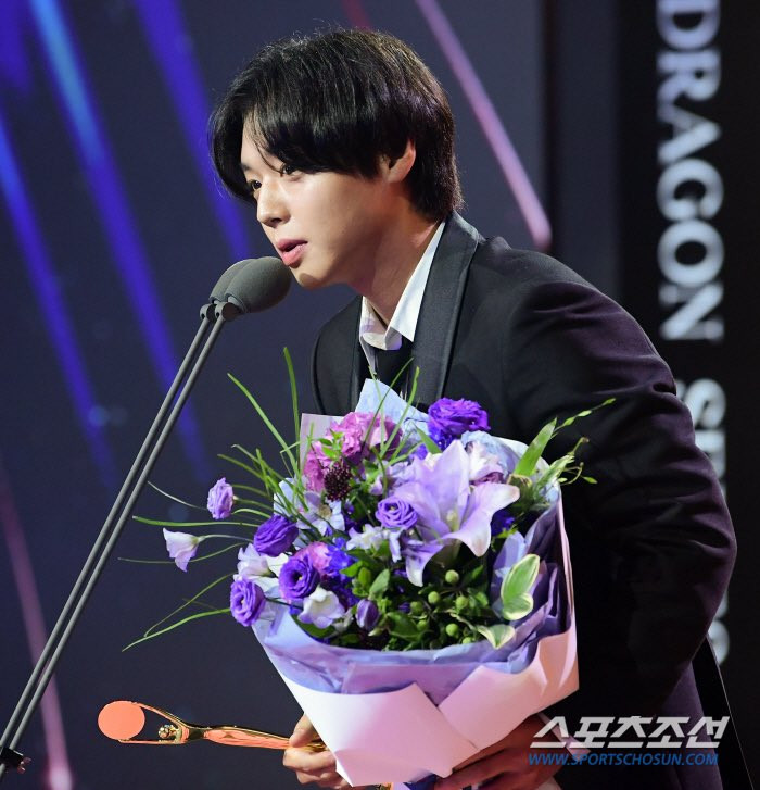 Park Ji Hoon là chủ nhân của giải thưởng Nam diễn viên mới xuất sắc nhất với Weak Hero Class 1.