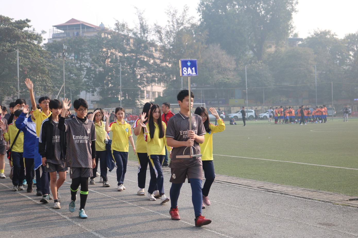 Các lớp diễu hành tiến vào lễ đài. Các lớp diễu hành tiến vào lễ đài.