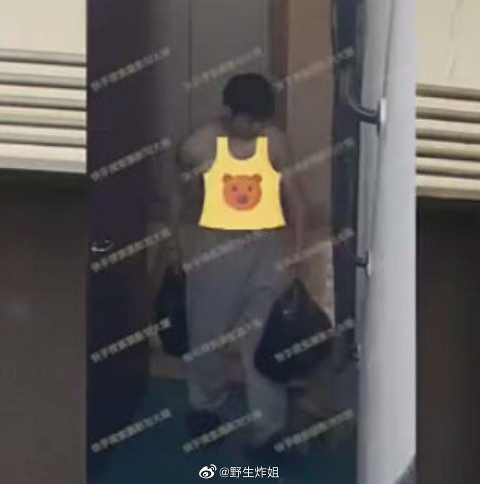 Blogger cho biết Trạch Tử Lộ ở bên nhà Âu Dương Na Na 4 ngày. Blogger cho biết Trạch Tử Lộ ở bên nhà Âu Dương Na Na 4 ngày.