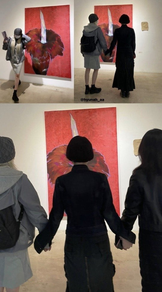 HyunA và Sanchae tại buổi triển lãm.