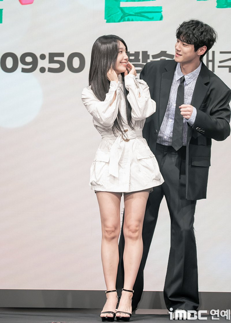 Sau khi xử lý xong sự cố, Eun Ji và Jun Young trở lại khu vực chụp ảnh, tạo dáng "siêu quậy". Sau khi xử lý xong sự cố, Eun Ji và Jun Young trở lại khu vực chụp ảnh, tạo dáng "siêu quậy".