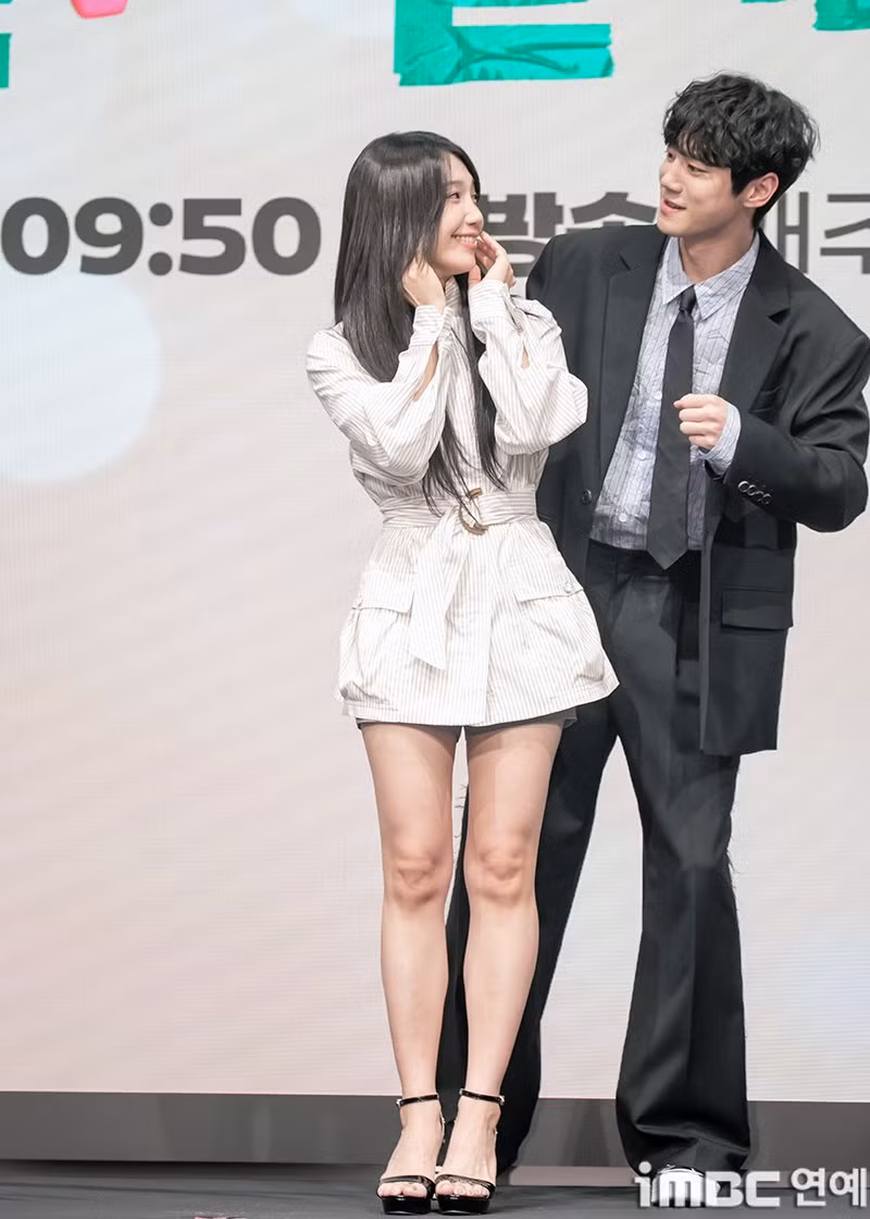 Sau khi xử lý xong sự cố, Eun Ji và Jun Young trở lại khu vực chụp ảnh, tạo dáng "siêu quậy".