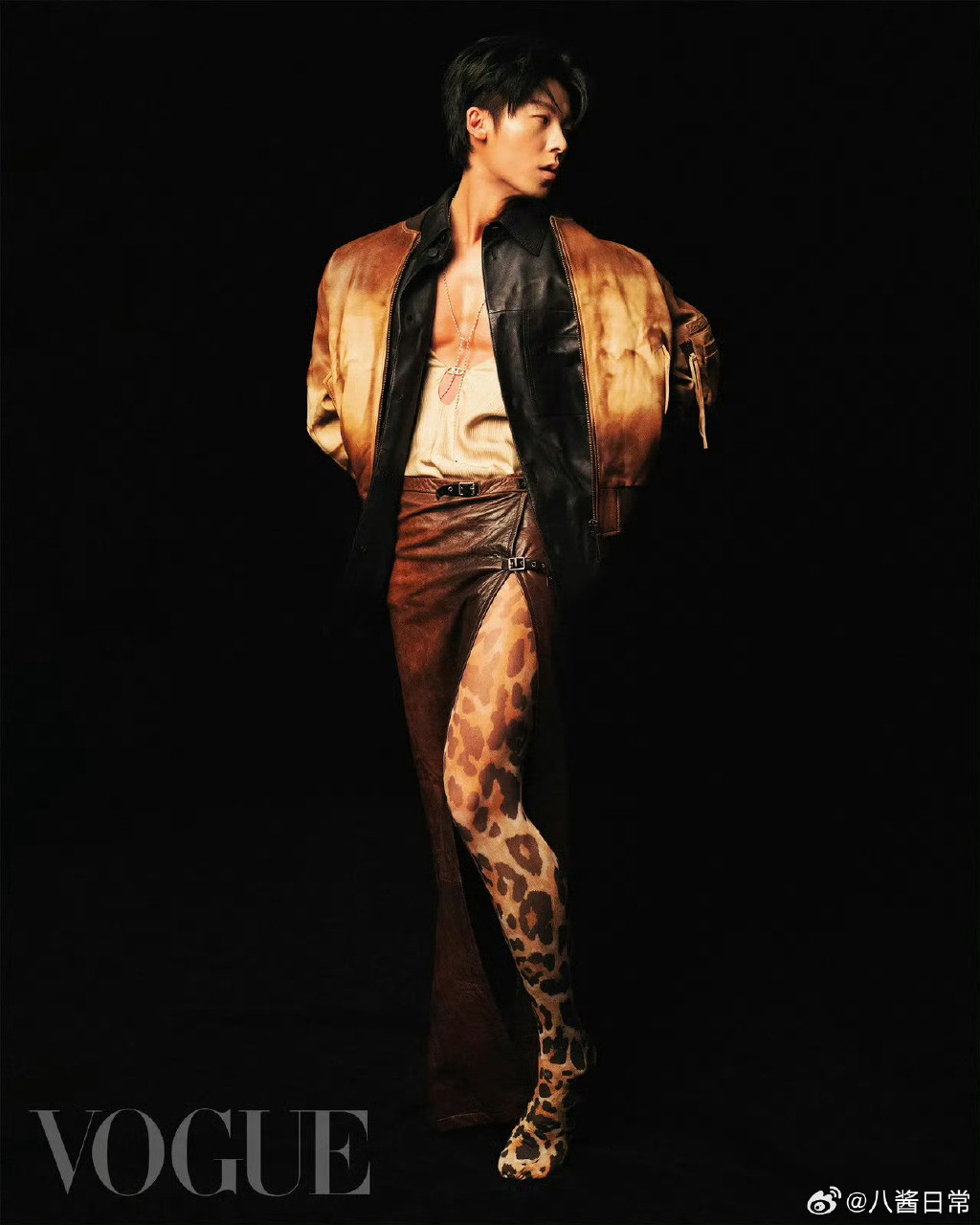 Hứa Quang Hán không ngại diện bất cứ outfit nào, từ váy tới tất da beo, đồ ôm body, giày cao gót... Ranh giới giữa trang phục dành cho nam và nữ đã được anh xóa bỏ.