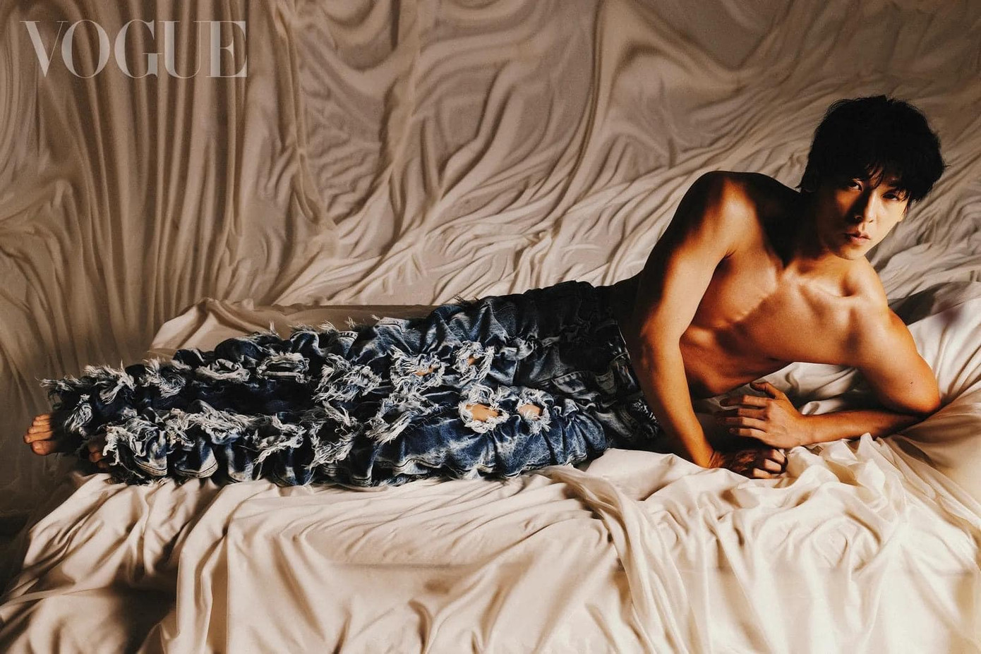 Chiếc quần jeans độc đáo trong shoot hình này đến từ thương hiệu PONDER.ER.