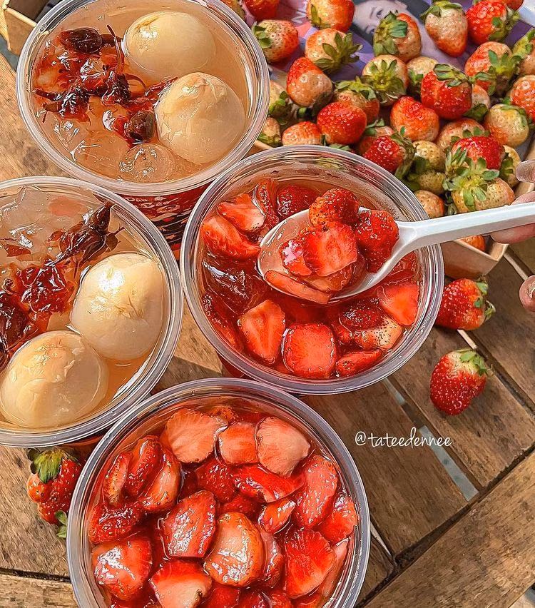 Mỗi cốc trà đều được bao phủ bởi một lớp dâu tây cắt mỏng trên bề mặt. Độ giòn, vị chua ngọt của những lát dâu tươi càng làm tăng độ hấp dẫn của trà. - Ảnh: IG @tateedennee