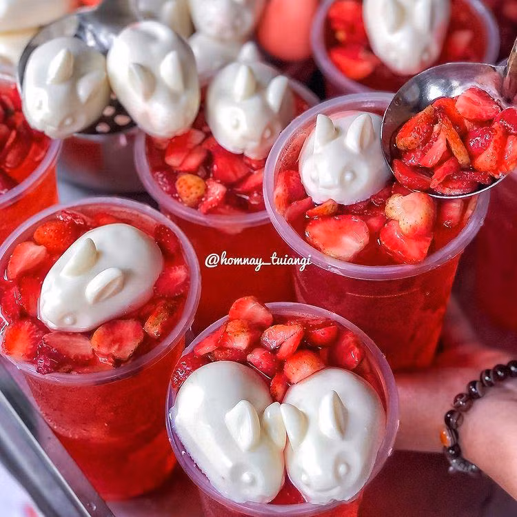 Trà dâu thỏ "đốn tim" Gen Z nhờ độ độc đáo, đáng yêu! - Ảnh: IG @homnay_tuiangi
