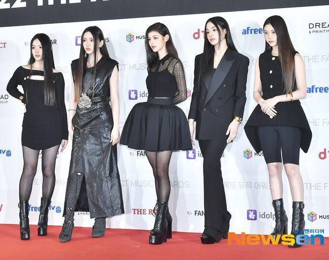 NewJeans lần đầu xuất hiện tại thảm đỏ lễ trao giải. Các cô gái được cư dân mạng với khả năng "cân đồ" tốt. Đặc biệt là Danielle và Haein, 2 cô gái không bị "dìm" dù được giao cho trang phục có thiết kế lạ mắt.