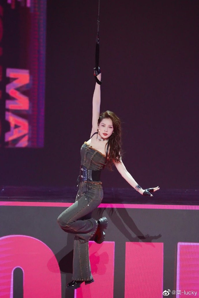 Chi Pu, Ella và Mạnh Giai có một đoạn đu dây ngắn từ bục cao xuống sàn diễn khá ấn tượng. Chi Pu, Ella và Mạnh Giai có một đoạn đu dây ngắn từ bục cao xuống sàn diễn khá ấn tượng.