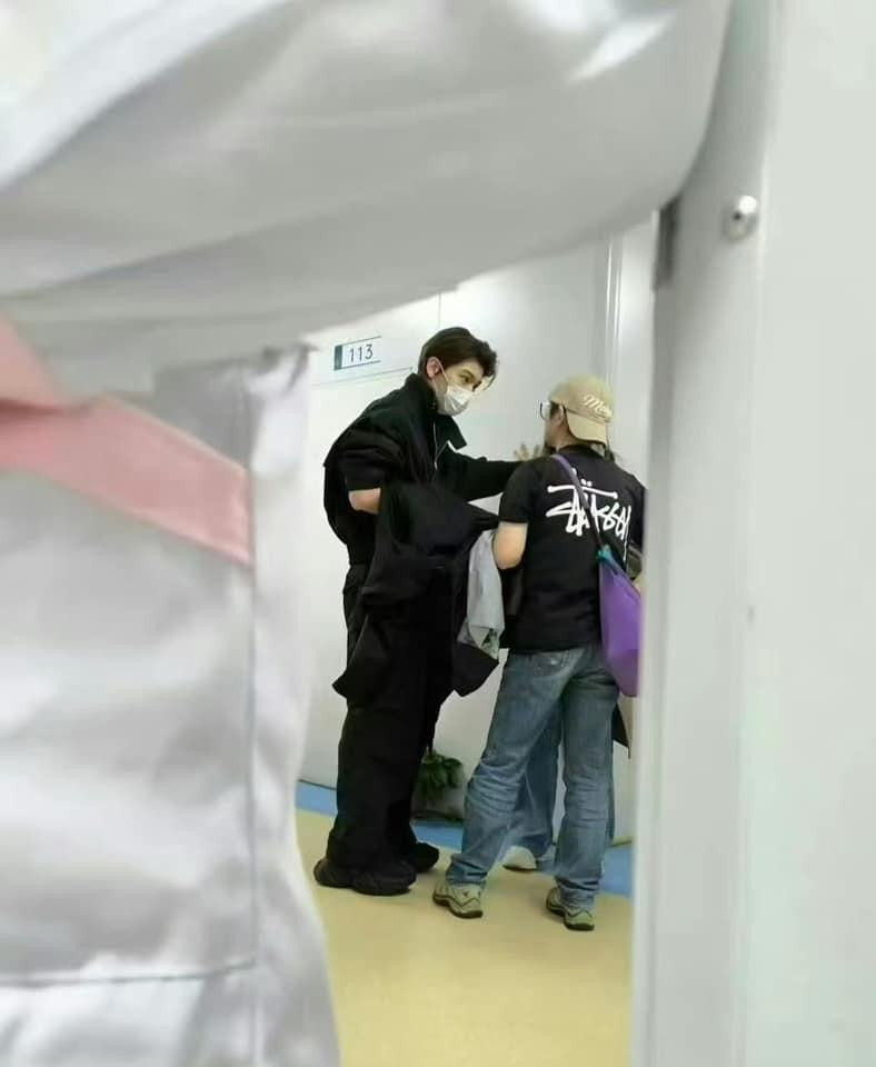 Đinh Vũ Hề được bắt gặp đi khám ở bệnh viện. Đinh Vũ Hề được bắt gặp đi khám ở bệnh viện.