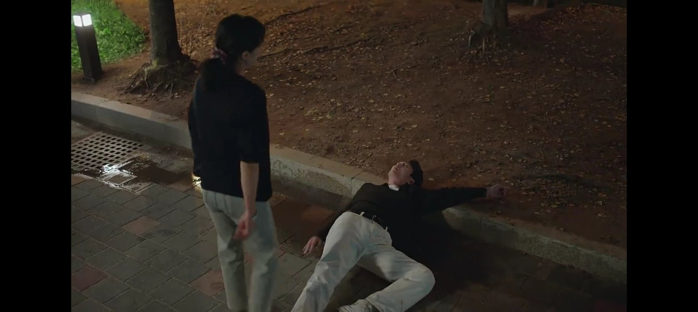 Là giảng viên ngôi sao nên dáng ngã của Choi Chi Yeol cũng không thể bình thường chăng?