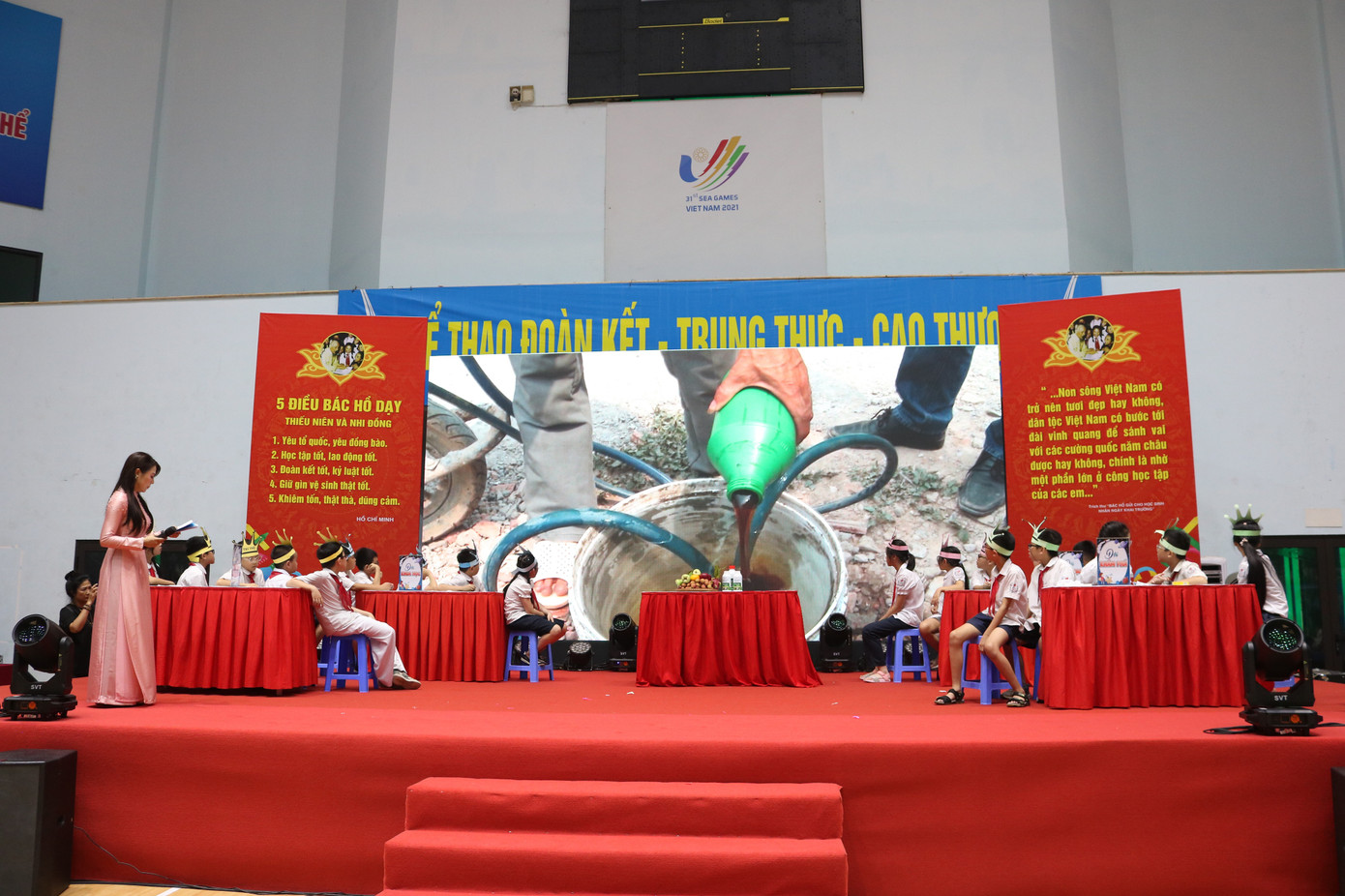 Các đội tham gia trò chơi lớn, trả lời các câu hỏi liên quan đến tư liệu và chia sẻ trực tiếp của TS Nguyễn Bình Phương về Gel nano bạc. Các đội tham gia trò chơi lớn, trả lời các câu hỏi liên quan đến tư liệu và chia sẻ trực tiếp của TS Nguyễn Bình Phương về Gel nano bạc.