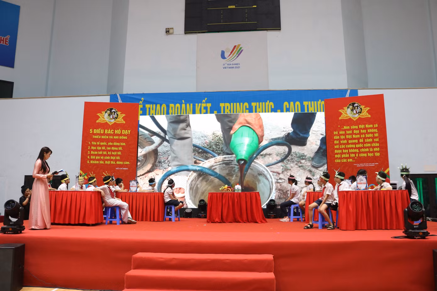 Các đội tham gia trò chơi lớn, trả lời các câu hỏi liên quan đến tư liệu và chia sẻ trực tiếp của TS Nguyễn Bình Phương về Gel nano bạc.