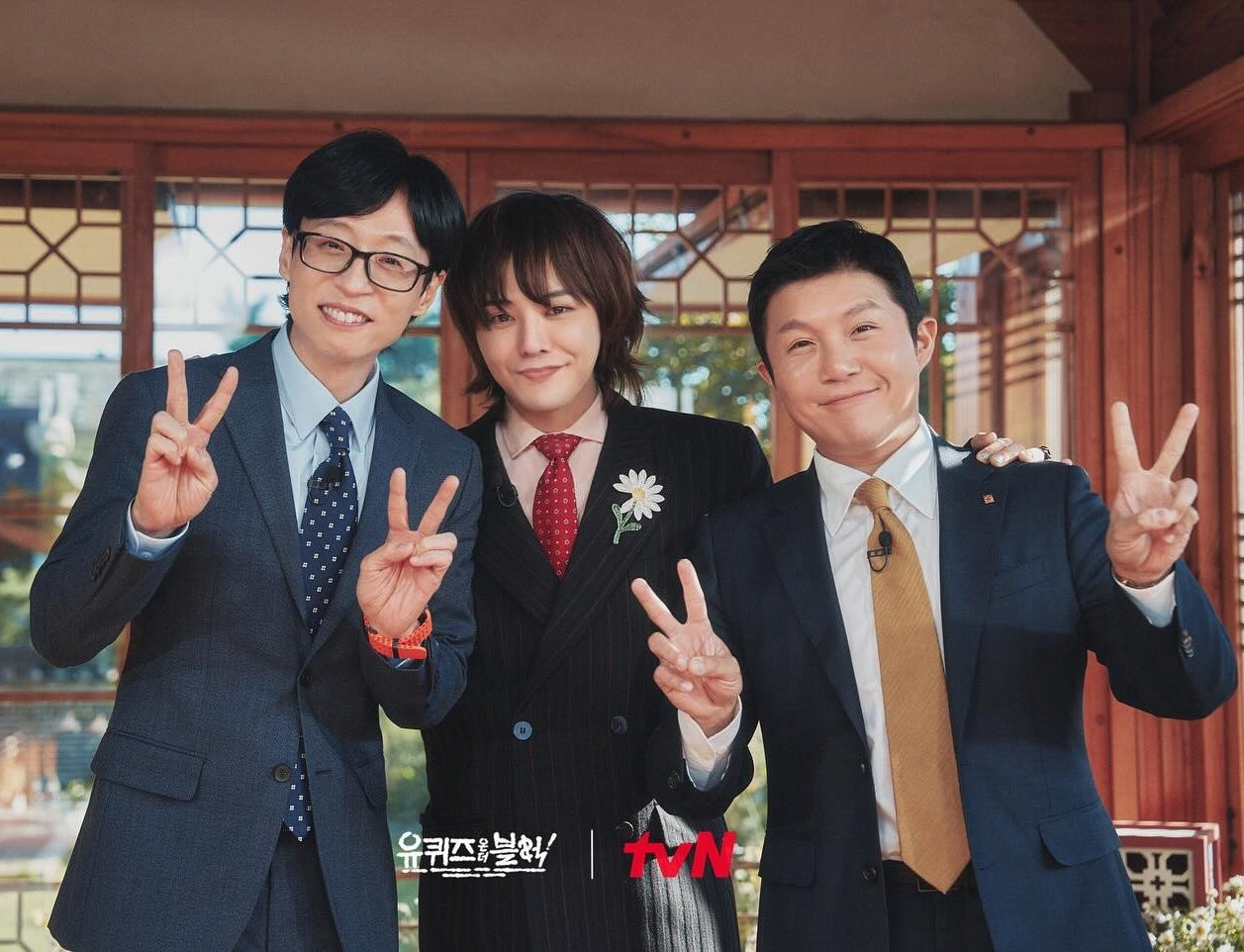 G-Dragon diện suit lịch lãm tới chương trình. Gây chú ý là chiếc cài áo - sản phẩm kết hợp của anh và Jacob & Co. Nó đã được bán đấu giá vào tháng 10 cho tổ chức từ thiện Jupiter của Pharrell Williams, với giá khoảng 150 triệu won (hơn 2,7 tỷ đồng). G-Dragon diện suit lịch lãm tới chương trình. Gây chú ý là chiếc cài áo - sản phẩm kết hợp của anh và Jacob & Co. Nó đã được bán đấu giá vào tháng 10 cho tổ chức từ thiện Jupiter của Pharrell Williams, với giá khoảng 150 triệu won (hơn 2,7 tỷ đồng).