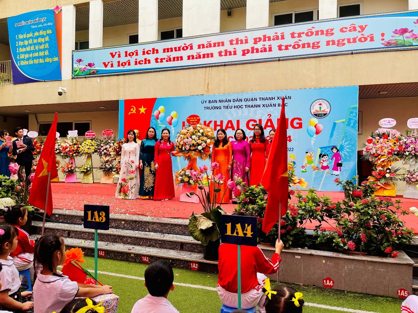 Khép lại buổi lễ khai giảng, Ban Giám hiệu nhà trường đón nhận những lời chúc mừng và những bó hoa tươi đẹp từ đại diện lãnh đạo các cấp trên địa bàn. Khép lại buổi lễ khai giảng, Ban Giám hiệu nhà trường đón nhận những lời chúc mừng và những bó hoa tươi đẹp từ đại diện lãnh đạo các cấp trên địa bàn.