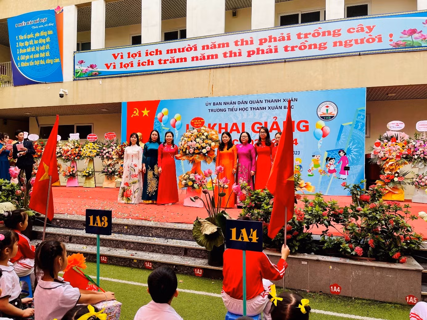 Khép lại buổi lễ khai giảng, Ban Giám hiệu nhà trường đón nhận những lời chúc mừng và những bó hoa tươi đẹp từ đại diện lãnh đạo các cấp trên địa bàn.