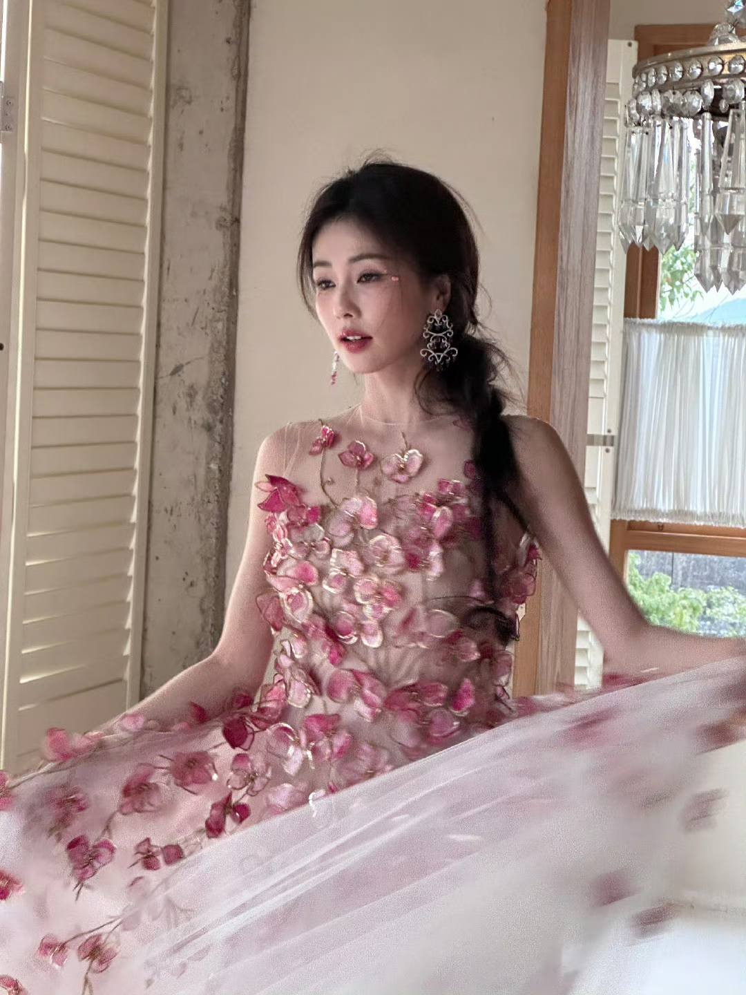 Bạch Lộc xinh đẹp trong ảnh đã chỉnh sửa do studio đăng tải lẫn hậu trường chụp nhanh bằng điện thoại. Bạch Lộc xinh đẹp trong ảnh đã chỉnh sửa do studio đăng tải lẫn hậu trường chụp nhanh bằng điện thoại.