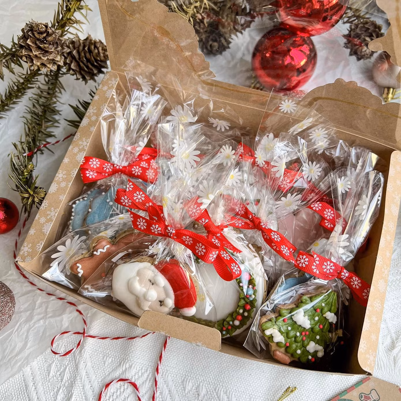 Tùy vào sự sáng tạo của mỗi người mà sẽ tạo nên những concept quà Xmas "không đụng hàng". - Ảnh: LeeA. Cake