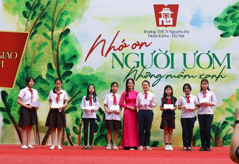 Buổi lễ kết thúc với phần xếp hạng, trao thưởng cho những bức vẽ xuất sắc nhất. Lớp 6B xuất sắc giành được giải Nhất.