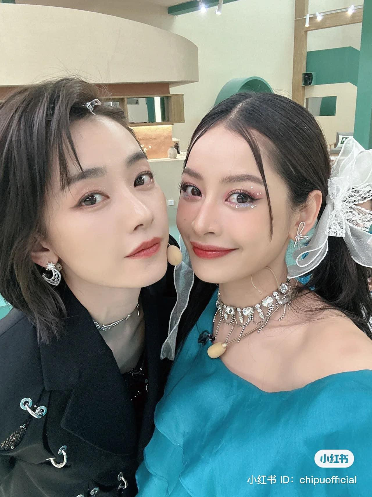 ChiFe gọi nhau bằng biệt danh siêu cưng. Lưu Nhã Sắt gọi Chi Pu là bé Trứng Xinh, trong khi giọng ca Đóa Hoa Hồng gọi tỷ tỷ là Bánh Bao. ChiFe gọi nhau bằng biệt danh siêu cưng. Lưu Nhã Sắt gọi Chi Pu là bé Trứng Xinh, trong khi giọng ca Đóa Hoa Hồng gọi tỷ tỷ là Bánh Bao.