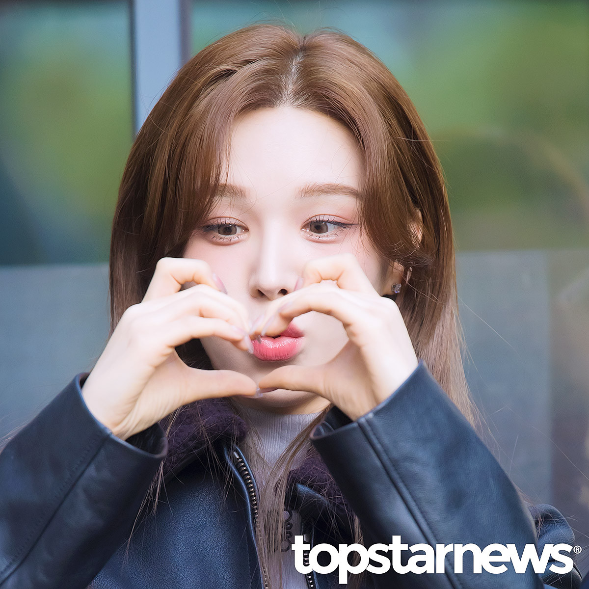 Biểu cảm của dàn sao khi lần đầu biết và làm cat-heart - trái tim tai mèo tạo nên nhiều khoảnh khắc đáng yêu. Biểu cảm của dàn sao khi lần đầu biết và làm cat-heart - trái tim tai mèo tạo nên nhiều khoảnh khắc đáng yêu.