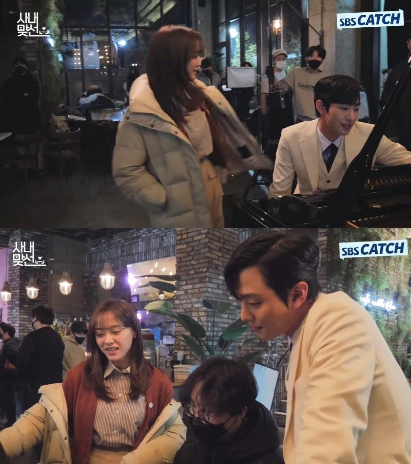 Sejeong chăm chú ngắm nhìn chàng tổng tài chơi đàn, đổi lại Hyo Seop cũng chăm chú lắng nghe Sejeong hát.