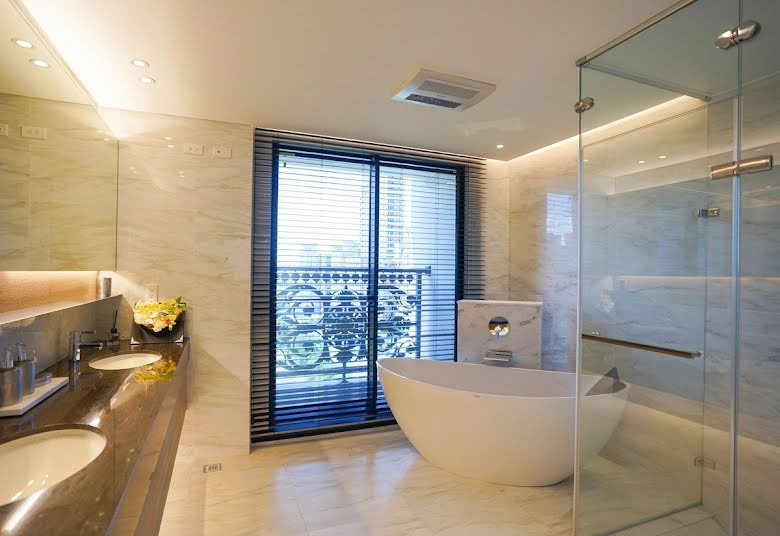 Các phòng tắm cũng lát sàn đá cẩm thạch, có bồn tắm và góc tắm vòi sen vách kính.