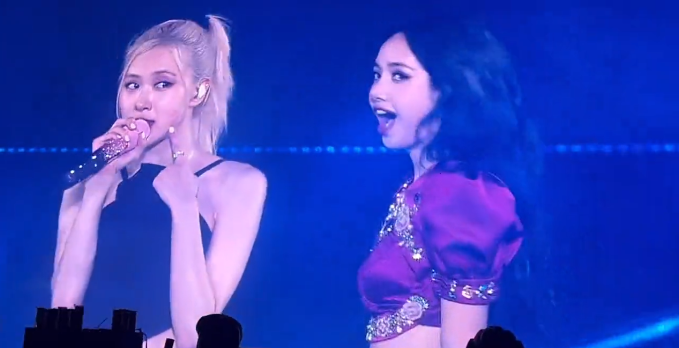 Nụ hôn bất ngờ của Lisa còn để lại dấu vết rõ mồn một trên má Rosé. Nụ hôn bất ngờ của Lisa còn để lại dấu vết rõ mồn một trên má Rosé.