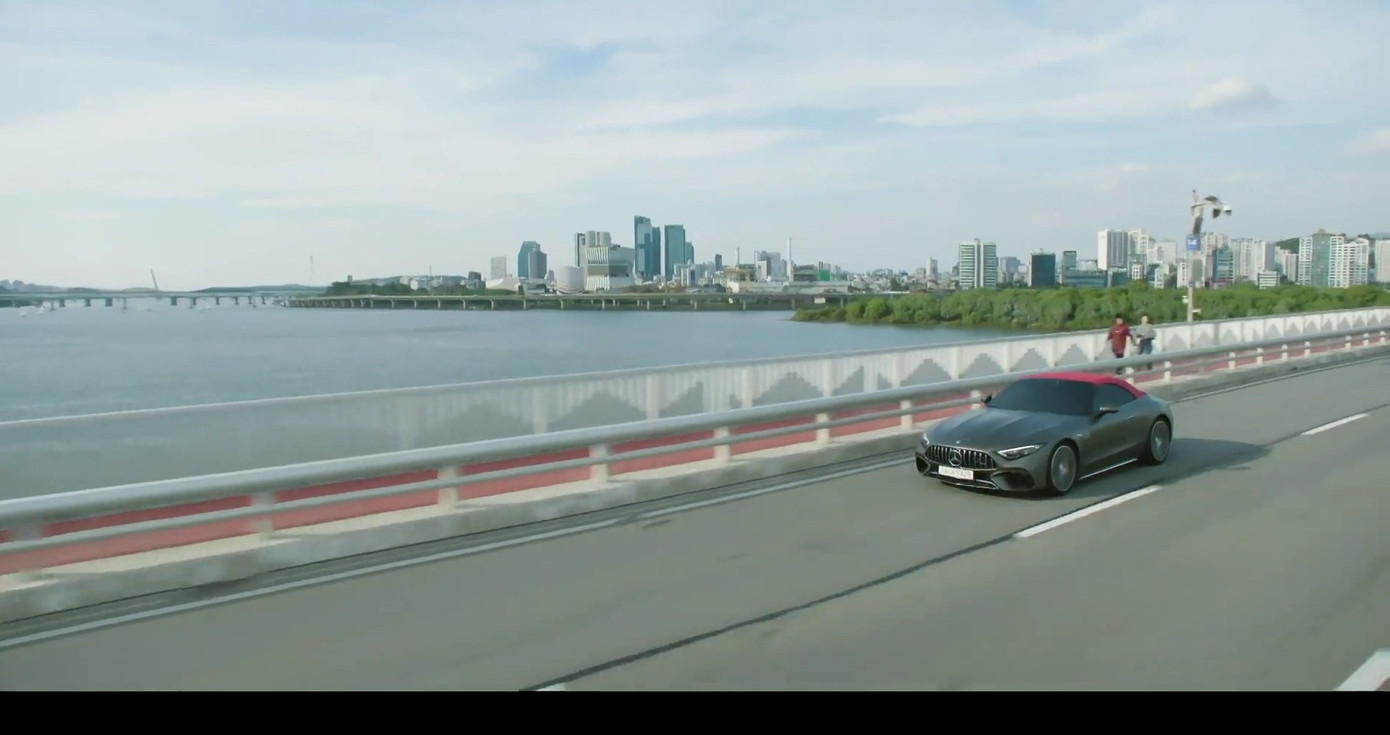 Chiếc thứ hai mà Hyun Woo lái trong phim là chiếc mui trần Mercedes Roadster - AMG SL 63 4MATIC+, giá sương sương khoảng hơn 6 tỷ đồng. Chiếc thứ hai mà Hyun Woo lái trong phim là chiếc mui trần Mercedes Roadster - AMG SL 63 4MATIC+, giá sương sương khoảng hơn 6 tỷ đồng.