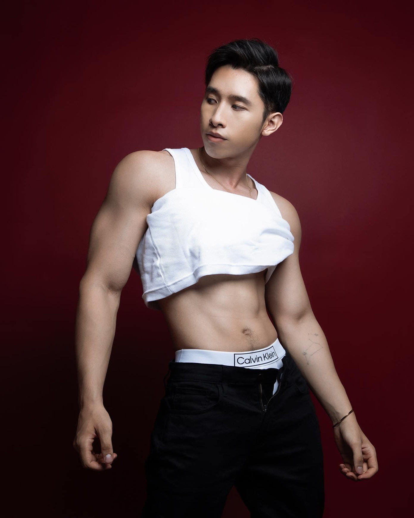 Thân hình săn chắc, quyến rũ "xịn" chẳng kém profile bản thân của Eric! Thân hình săn chắc, quyến rũ "xịn" chẳng kém profile bản thân của Eric!